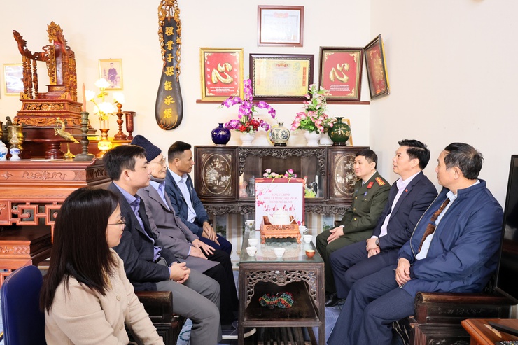 Đồng chí Bí thư Đảng ủy xã Quảng Bị Nguyễn Trường năng thăm và chúc Tết đồng chí nguyên Bí thư Huyện ủy; Nguyện chủ tịch UBND huyện Chương Mỹ

- Ảnh 1.