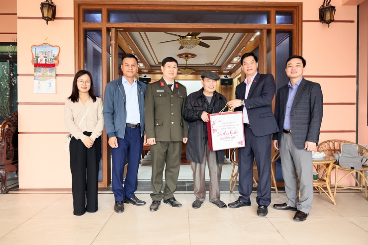 Đồng chí Bí thư Đảng ủy xã Quảng Bị Nguyễn Trường năng thăm và chúc Tết đồng chí nguyên Bí thư Huyện ủy; Nguyện chủ tịch UBND huyện Chương Mỹ

- Ảnh 4.