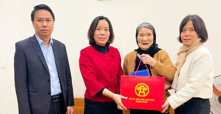 Các đồng chí lãnh đạo Đảng ủy - HĐND - UBND - Ủy ban MTTQ phường Tây Tựu thăm, tặng quà dịp Tết Nguyên đán Bính Ngọ 2026- Ảnh 3.