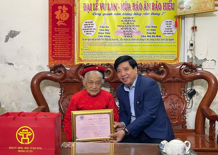 Các đồng chí lãnh đạo Đảng ủy - HĐND - UBND - Ủy ban MTTQ phường Tây Tựu thăm, tặng quà dịp Tết Nguyên đán Bính Ngọ 2026- Ảnh 1.