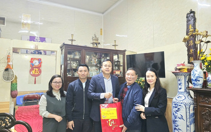 PHƯỜNG BA ĐÌNH TỔ CHỨC THĂM HỎI, TẶNG QUÀ GIA ĐÌNH CHÍNH SÁCH, DIỆN BẢO TRỢ XÃ HỘI NHÂN DỊP TẾT NGUYÊN ĐÁN BÍNH NGỌ 2026- Ảnh 4.