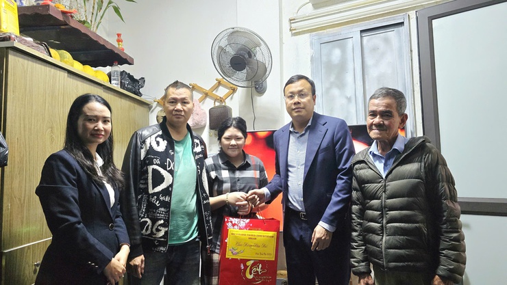 PHƯỜNG BA ĐÌNH TỔ CHỨC THĂM HỎI, TẶNG QUÀ GIA ĐÌNH CHÍNH SÁCH, DIỆN BẢO TRỢ XÃ HỘI NHÂN DỊP TẾT NGUYÊN ĐÁN BÍNH NGỌ 2026- Ảnh 6.