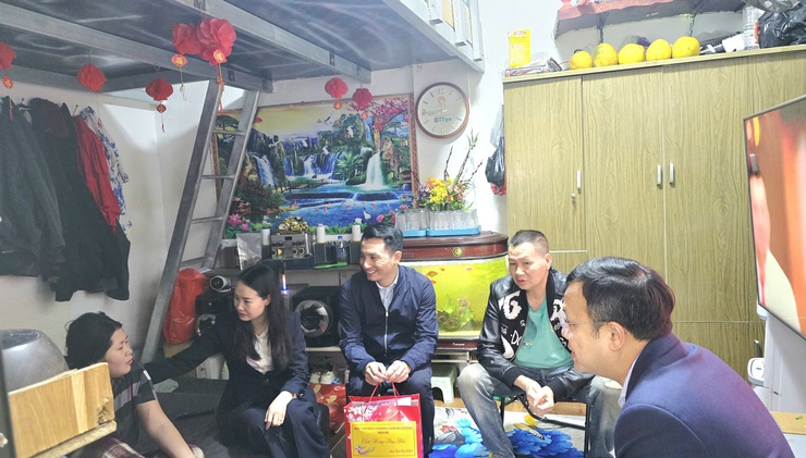 PHƯỜNG BA ĐÌNH TỔ CHỨC THĂM HỎI, TẶNG QUÀ GIA ĐÌNH CHÍNH SÁCH, DIỆN BẢO TRỢ XÃ HỘI NHÂN DỊP TẾT NGUYÊN ĐÁN BÍNH NGỌ 2026- Ảnh 7.