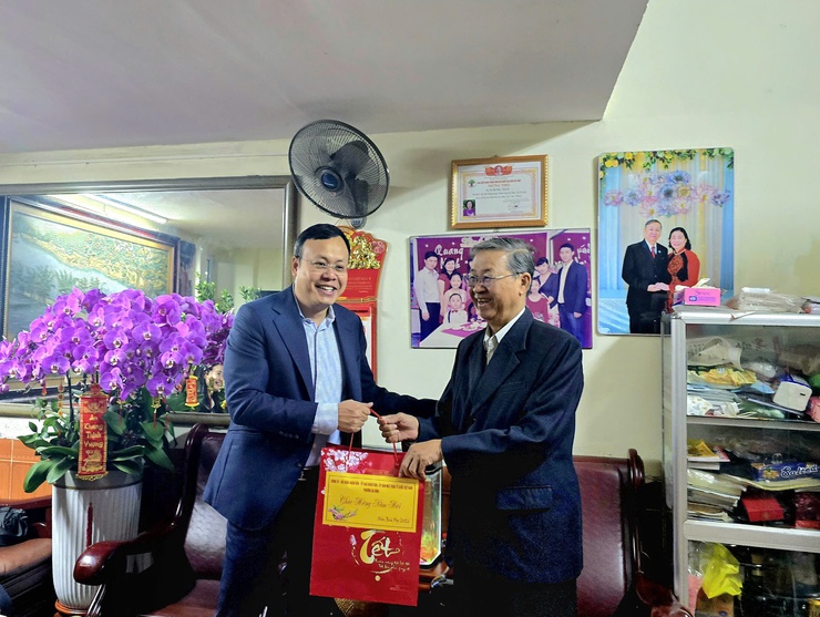 PHƯỜNG BA ĐÌNH TỔ CHỨC THĂM HỎI, TẶNG QUÀ GIA ĐÌNH CHÍNH SÁCH, DIỆN BẢO TRỢ XÃ HỘI NHÂN DỊP TẾT NGUYÊN ĐÁN BÍNH NGỌ 2026- Ảnh 1.