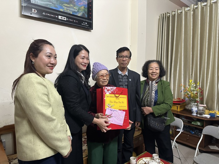 PHƯỜNG BA ĐÌNH TỔ CHỨC THĂM HỎI, TẶNG QUÀ GIA ĐÌNH CHÍNH SÁCH, DIỆN BẢO TRỢ XÃ HỘI NHÂN DỊP TẾT NGUYÊN ĐÁN BÍNH NGỌ 2026- Ảnh 15.