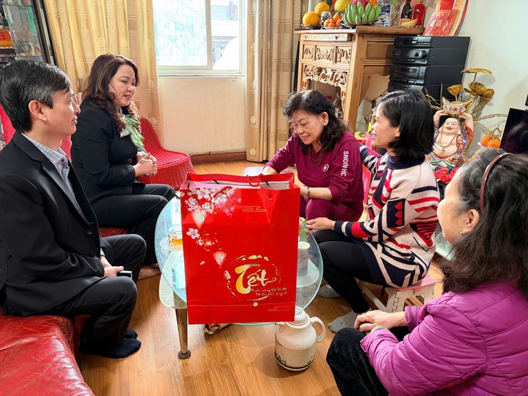 PHƯỜNG BA ĐÌNH TỔ CHỨC THĂM HỎI, TẶNG QUÀ GIA ĐÌNH CHÍNH SÁCH, DIỆN BẢO TRỢ XÃ HỘI NHÂN DỊP TẾT NGUYÊN ĐÁN BÍNH NGỌ 2026- Ảnh 13.