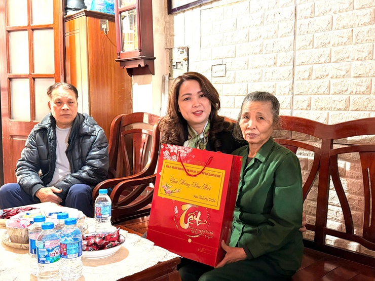 PHƯỜNG BA ĐÌNH TỔ CHỨC THĂM HỎI, TẶNG QUÀ GIA ĐÌNH CHÍNH SÁCH, DIỆN BẢO TRỢ XÃ HỘI NHÂN DỊP TẾT NGUYÊN ĐÁN BÍNH NGỌ 2026- Ảnh 2.