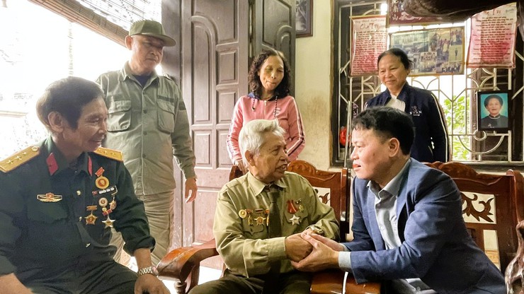 Các đồng chí lãnh đạo Đảng ủy - HĐND - UBND - Ủy ban MTTQ phường Tây Tựu thăm, tặng quà dịp Tết Nguyên đán Bính Ngọ 2026- Ảnh 4.