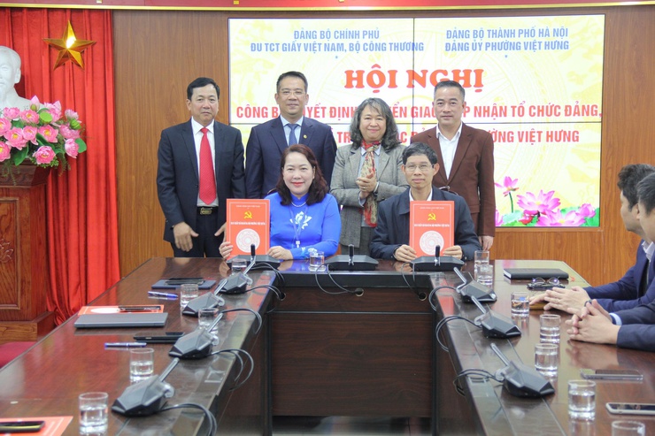 Phường Việt Hưng tổ chức hội nghị tiếp nhận 02 tổ chức cơ sở đảng và đảng viên.- Ảnh 1.