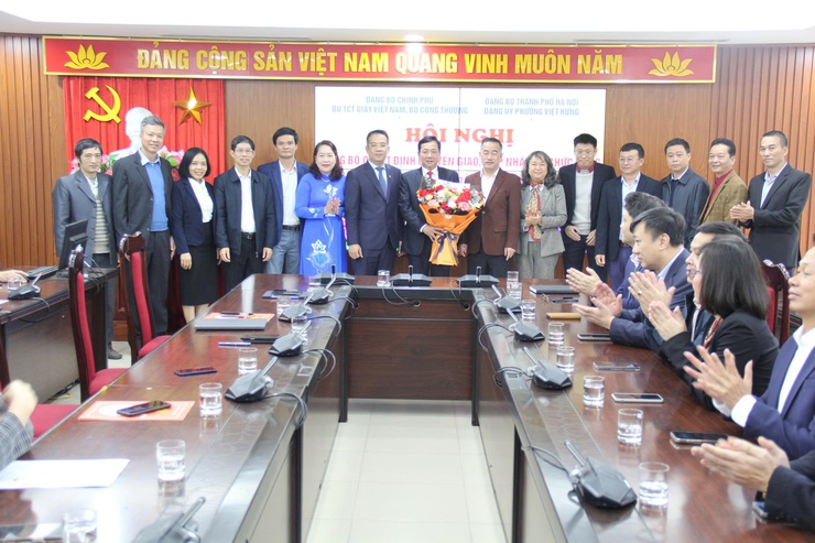 Phường Việt Hưng tổ chức hội nghị tiếp nhận 02 tổ chức cơ sở đảng và đảng viên.- Ảnh 2.