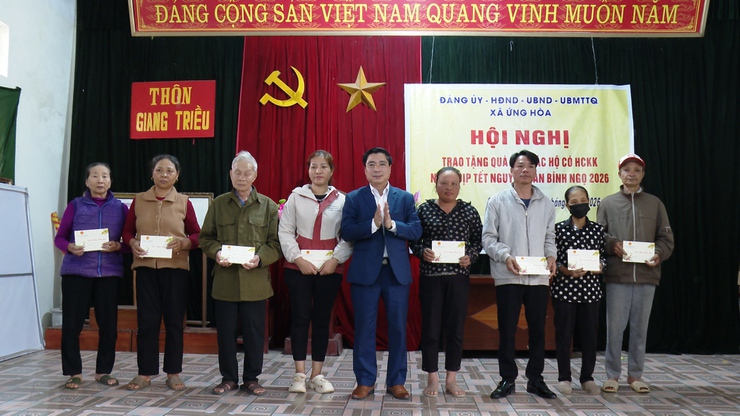 ỨNG HÒA TRAO 70 SUẤT QUÀ TẾT TRỊ GIÁ 70 TRIỆU ĐỒNG TỪ NGUỒN XÃ HỘI HÓA CHO CÁC HỘ KHÓ KHĂN.- Ảnh 2.