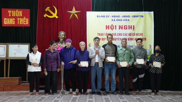 ỨNG HÒA TRAO 70 SUẤT QUÀ TẾT TRỊ GIÁ 70 TRIỆU ĐỒNG TỪ NGUỒN XÃ HỘI HÓA CHO CÁC HỘ KHÓ KHĂN.- Ảnh 4.