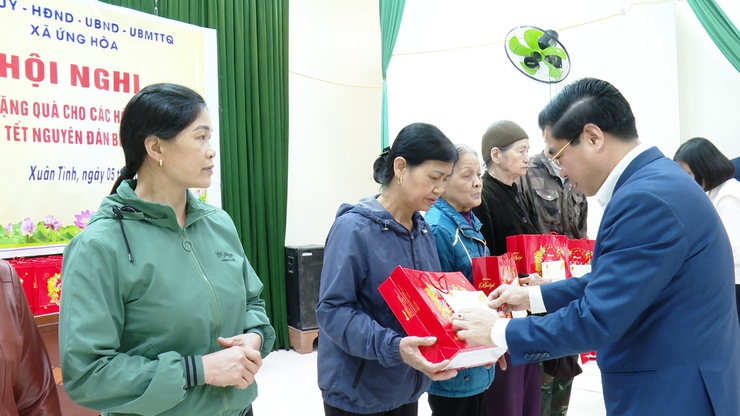 ỨNG HÒA TRAO 70 SUẤT QUÀ TẾT TRỊ GIÁ 70 TRIỆU ĐỒNG TỪ NGUỒN XÃ HỘI HÓA CHO CÁC HỘ KHÓ KHĂN.- Ảnh 1.