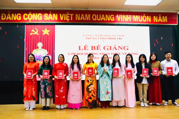 Trung tâm Chính trị phường Từ Liêm bế giảng lớp bồi dưỡng nhận thức về Đảng đợt 1 năm 2026- Ảnh 3.