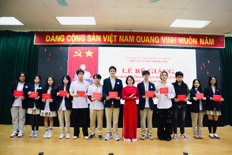 Trung tâm Chính trị phường Từ Liêm bế giảng lớp bồi dưỡng nhận thức về Đảng đợt 1 năm 2026- Ảnh 4.