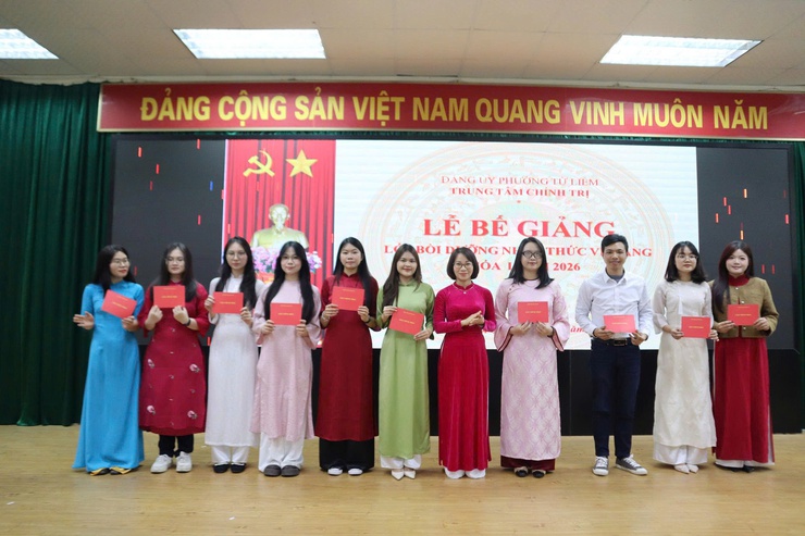 Trung tâm Chính trị phường Từ Liêm bế giảng lớp bồi dưỡng nhận thức về Đảng đợt 1 năm 2026- Ảnh 2.