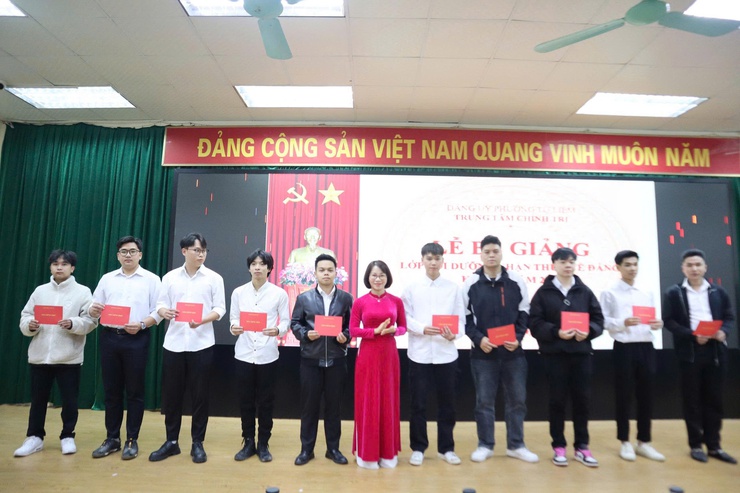 Trung tâm Chính trị phường Từ Liêm bế giảng lớp bồi dưỡng nhận thức về Đảng đợt 1 năm 2026- Ảnh 6.