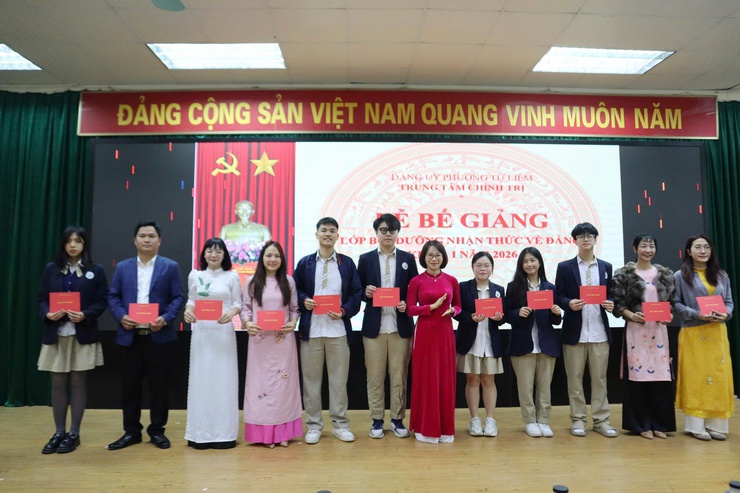 Trung tâm Chính trị phường Từ Liêm bế giảng lớp bồi dưỡng nhận thức về Đảng đợt 1 năm 2026- Ảnh 7.