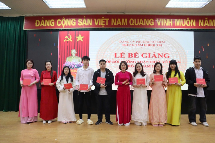 Trung tâm Chính trị phường Từ Liêm bế giảng lớp bồi dưỡng nhận thức về Đảng đợt 1 năm 2026- Ảnh 8.