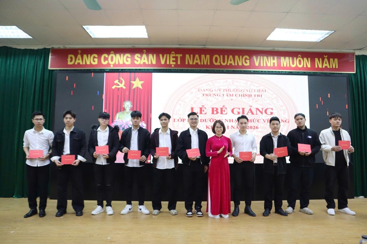 Trung tâm Chính trị phường Từ Liêm bế giảng lớp bồi dưỡng nhận thức về Đảng đợt 1 năm 2026- Ảnh 9.