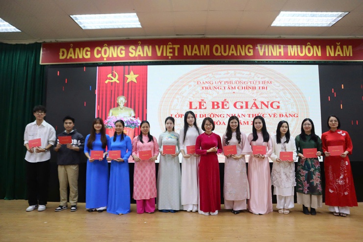 Trung tâm Chính trị phường Từ Liêm bế giảng lớp bồi dưỡng nhận thức về Đảng đợt 1 năm 2026- Ảnh 10.