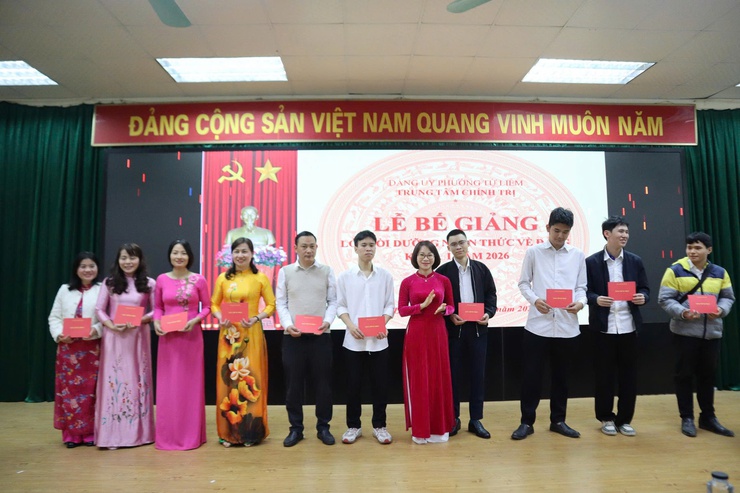 Trung tâm Chính trị phường Từ Liêm bế giảng lớp bồi dưỡng nhận thức về Đảng đợt 1 năm 2026- Ảnh 12.