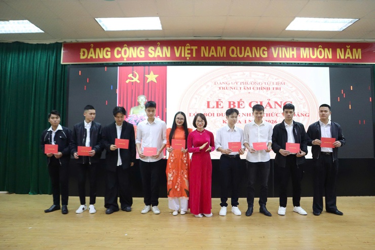 Trung tâm Chính trị phường Từ Liêm bế giảng lớp bồi dưỡng nhận thức về Đảng đợt 1 năm 2026- Ảnh 13.