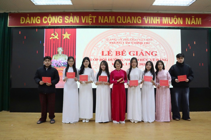 Trung tâm Chính trị phường Từ Liêm bế giảng lớp bồi dưỡng nhận thức về Đảng đợt 1 năm 2026- Ảnh 11.