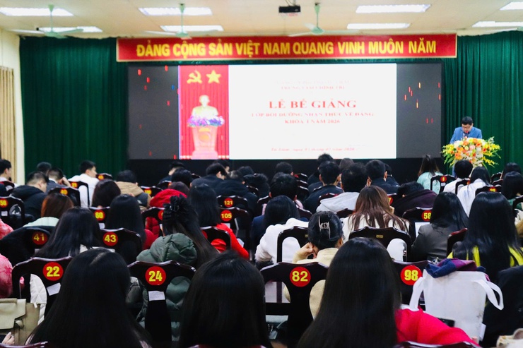 Trung tâm Chính trị phường Từ Liêm bế giảng lớp bồi dưỡng nhận thức về Đảng đợt 1 năm 2026- Ảnh 1.