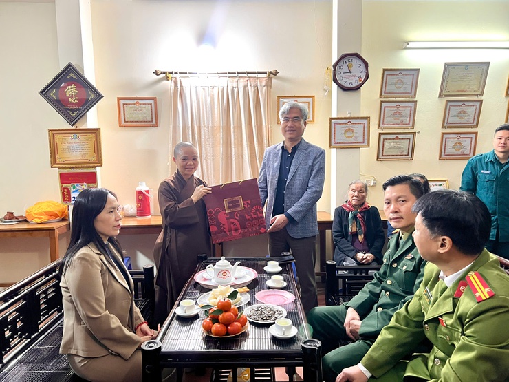 Phường Xuân Đỉnh: Thăm, tặng quà các cơ sở tôn giáo nhân dịp Tết Nguyên đán Bính Ngọ 2026- Ảnh 3.