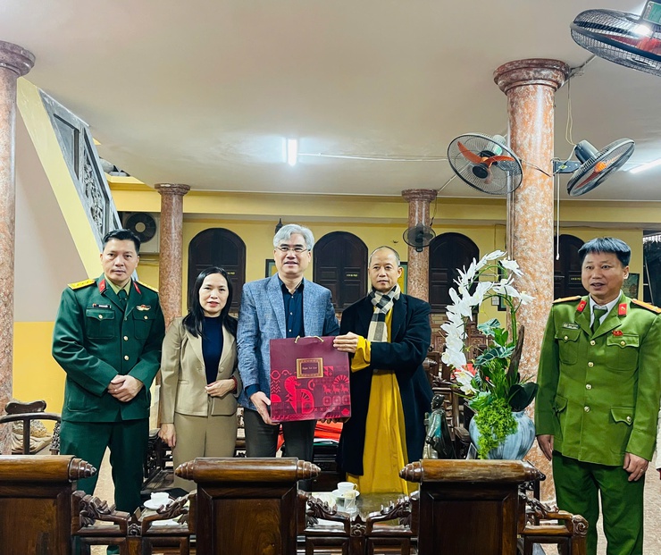 Phường Xuân Đỉnh: Thăm, tặng quà các cơ sở tôn giáo nhân dịp Tết Nguyên đán Bính Ngọ 2026- Ảnh 4.