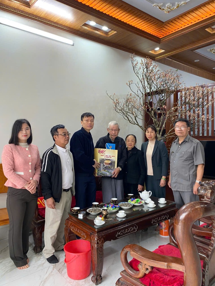 Đoàn lãnh đạo xã Thượng Phúc do đồng chí Đỗ Hồng Phong – Chủ tịch UBMTTQ xã làm trưởng đoàn thăm tặng quà Tết NCC trên địa bàn xã nhân dịp Tết Nguyên Đán 2026- Ảnh 1.