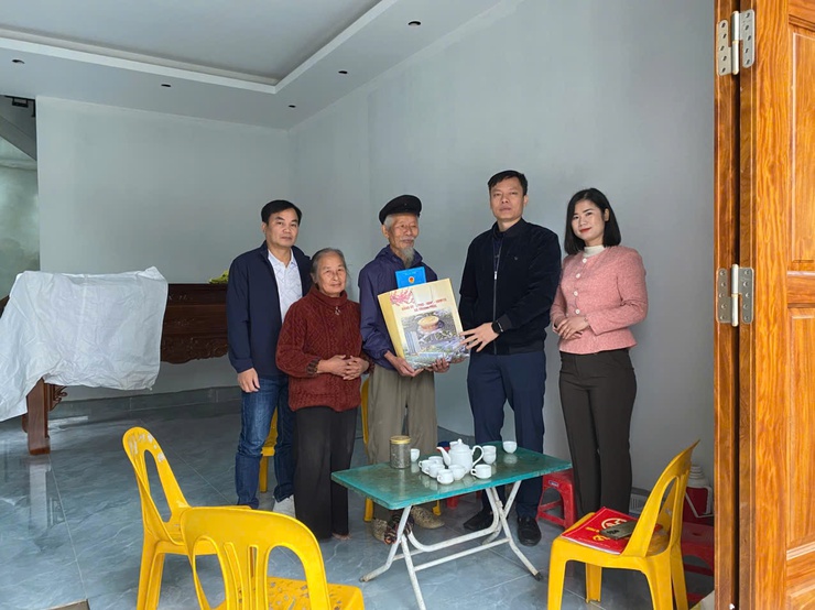 Đoàn lãnh đạo xã Thượng Phúc do đồng chí Đỗ Hồng Phong – Chủ tịch UBMTTQ xã làm trưởng đoàn thăm tặng quà Tết NCC trên địa bàn xã nhân dịp Tết Nguyên Đán 2026- Ảnh 3.