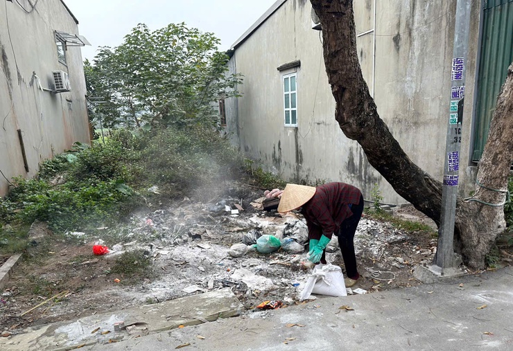 Phú Xuyên đồng loạt ra quân vệ sinh, tiêu độc khử trùng môi trường phòng chống dịch bệnh dịp Tết- Ảnh 1.