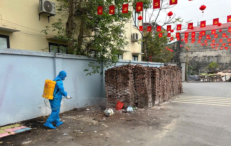Phú Xuyên đồng loạt ra quân vệ sinh, tiêu độc khử trùng môi trường phòng chống dịch bệnh dịp Tết- Ảnh 1.