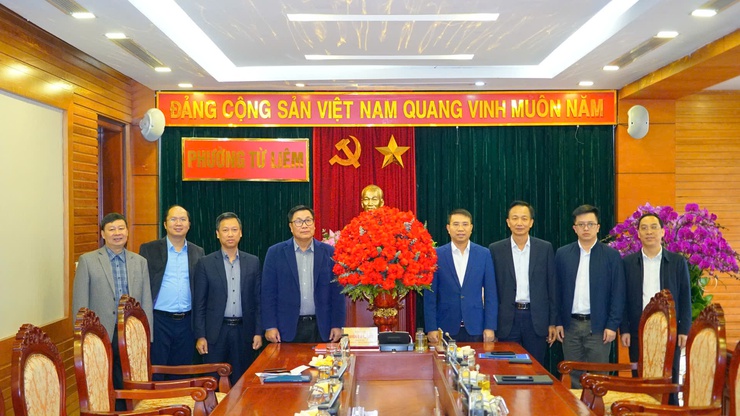 Đảng ủy – HĐND – UBND – UBMTTQ phường Từ Liêm tặng hoa chúc mừng kỷ niệm ngày thành lập Đảng Cộng sản Việt Nam- Ảnh 1.