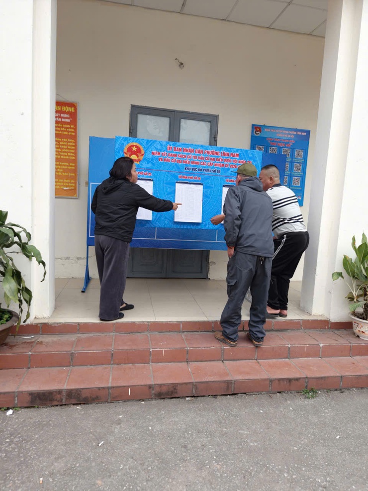 Niêm yết danh sách cử tri phục vụ cuộc bầu cử đại biểu Quốc hội và đại biểu HĐND các cấp nhiệm kỳ 2026 - 2030 trên địa bàn phường Lĩnh Nam- Ảnh 1.