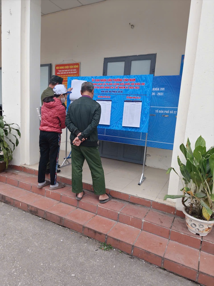 Niêm yết danh sách cử tri phục vụ cuộc bầu cử đại biểu Quốc hội và đại biểu HĐND các cấp nhiệm kỳ 2026 - 2030 trên địa bàn phường Lĩnh Nam- Ảnh 2.
