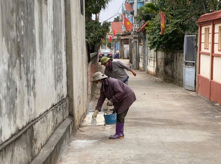 Phú Xuyên đồng loạt ra quân vệ sinh, tiêu độc khử trùng môi trường phòng chống dịch bệnh dịp Tết- Ảnh 4.