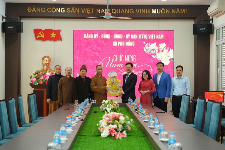 BAN TRỊ SỰ PHẬT GIÁO LIÊN XÃ GIA LÂM THĂM, CHÚC TẾT VÀ TẶNG QUÀ XÃ PHÙ ĐỔNG NHÂN DỊP TẾT BÍNH NGỌ 2026- Ảnh 2.