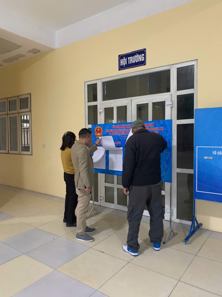 Niêm yết danh sách cử tri phục vụ cuộc bầu cử đại biểu Quốc hội và đại biểu HĐND các cấp nhiệm kỳ 2026 - 2030 trên địa bàn phường Lĩnh Nam- Ảnh 4.