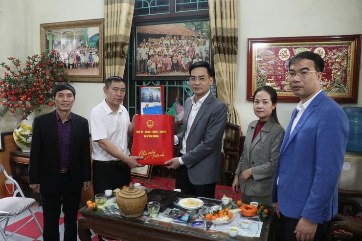 XÃ PHÙ ĐỔNG THĂM, TẶNG QUÀ NGƯỜI CAO TUỔI TRÒN 100 TUỔI VÀ GIA ĐÌNH CHÍNH SÁCH NHÂN DỊP TẾT BÍNH NGỌ 2026- Ảnh 4.