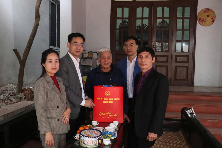 XÃ PHÙ ĐỔNG THĂM, TẶNG QUÀ NGƯỜI CAO TUỔI TRÒN 100 TUỔI VÀ GIA ĐÌNH CHÍNH SÁCH NHÂN DỊP TẾT BÍNH NGỌ 2026- Ảnh 5.