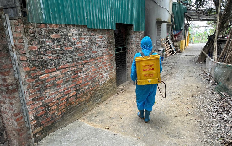 Phú Xuyên đồng loạt ra quân vệ sinh, tiêu độc khử trùng môi trường phòng chống dịch bệnh dịp Tết- Ảnh 7.