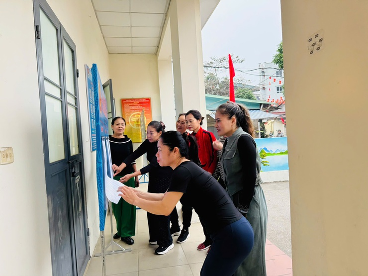 Niêm yết danh sách cử tri phục vụ cuộc bầu cử đại biểu Quốc hội và đại biểu HĐND các cấp nhiệm kỳ 2026 - 2030 trên địa bàn phường Lĩnh Nam- Ảnh 8.