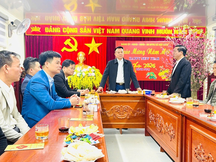 Hội đồng giáo xứ Thuấn Nội và Hạ Hiệp thăm chúc mừng  Đảng ủy - HĐND - UBND - UB MTTQ Việt Nam xã Hát Môn nhân dịp Tết Nguyên đán Bính Ngọ 2026.- Ảnh 1.