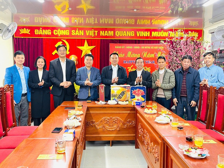 Hội đồng giáo xứ Thuấn Nội và Hạ Hiệp thăm chúc mừng  Đảng ủy - HĐND - UBND - UB MTTQ Việt Nam xã Hát Môn nhân dịp Tết Nguyên đán Bính Ngọ 2026.- Ảnh 2.