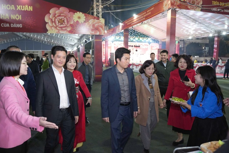 Phường Ô Chợ Dừa khai mạc Chợ hoa xuân “Xuân an khang” phục vụ tết Bính Ngọ 2026- Ảnh 1.