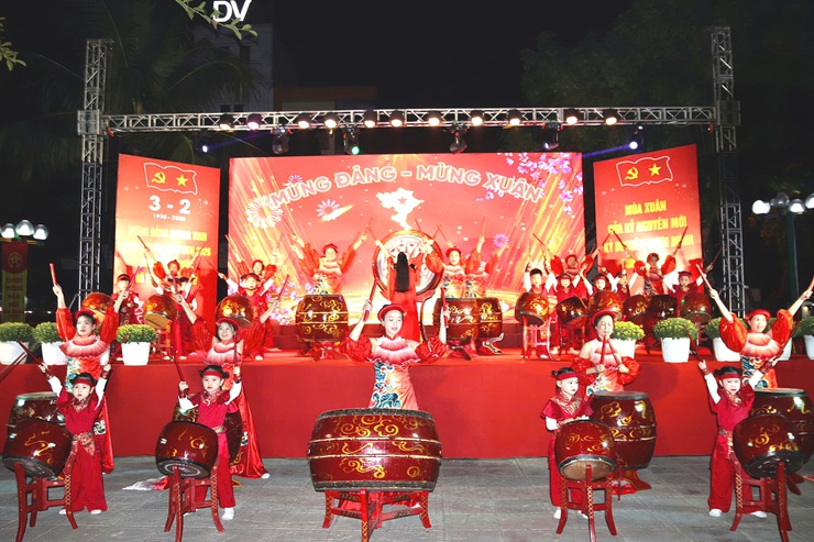 Phường Yên Hòa tổ chức chương trình nghệ thuật "Sáng mãi niềm tin - Chào kỷ nguyên mới" chào mừng thành công Đại hội XIV của Đảng- Ảnh 5.