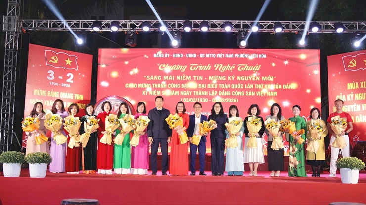 Phường Yên Hòa tổ chức chương trình nghệ thuật "Sáng mãi niềm tin - Chào kỷ nguyên mới" chào mừng thành công Đại hội XIV của Đảng- Ảnh 4.